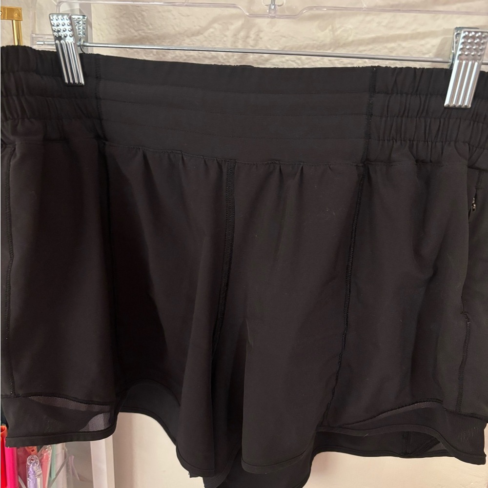 women’s lululemon hotty hot high rise shorts 4”